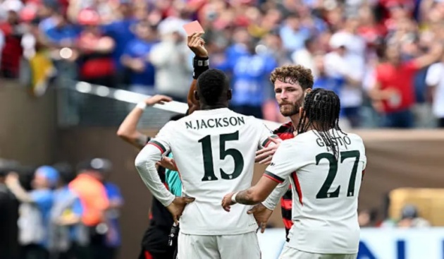 Tấm thẻ đỏ đắt giá: Jackson tự đạp đổ niềm tin tại Chelsea