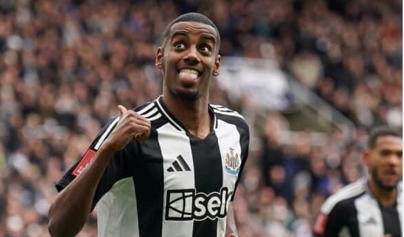 Newcastle không muốn bán Isak.