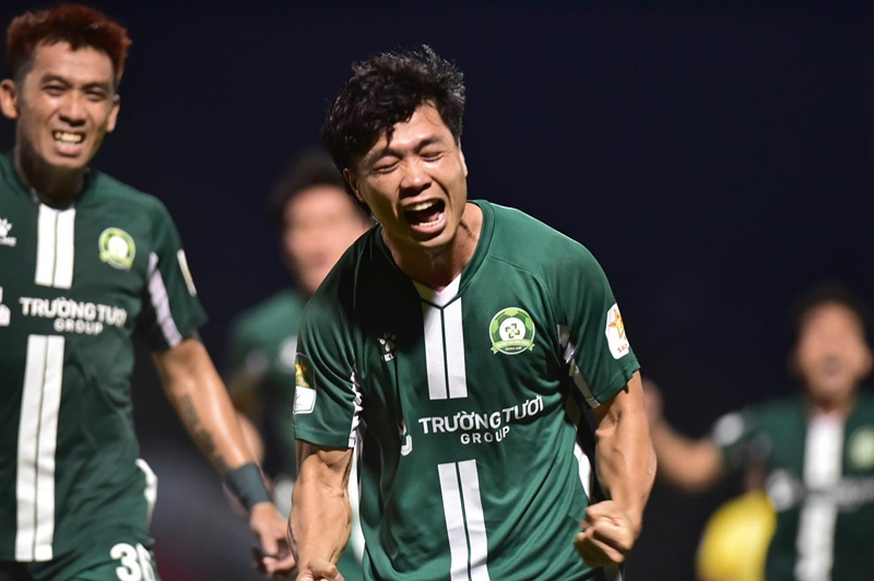 Công Phượng "nghẹt thở" trong vòng vây fan, Bình Phước bùng nổ trước ngưỡng cửa V-League