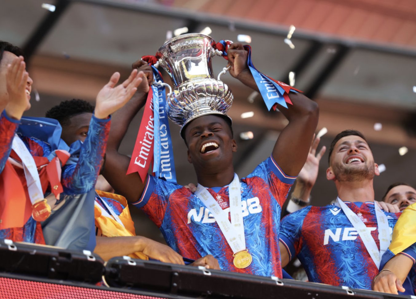 Palace gặp khó vì... vô địch FA Cup.