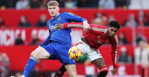 Everton sắp "trói chân" Branthwaite, MU hết hy vọng?