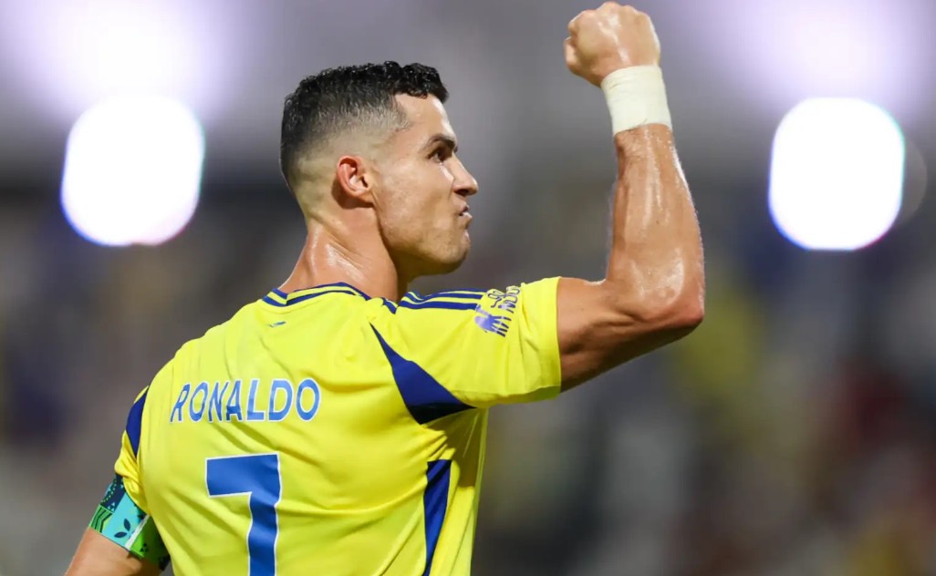 Cristiano Ronaldo nhận mức lương "khủng" tại Saudi Arabia và được xem là gương mặt đại diện, giúp phát triển thương hiệu bóng đá ở quốc gia này.