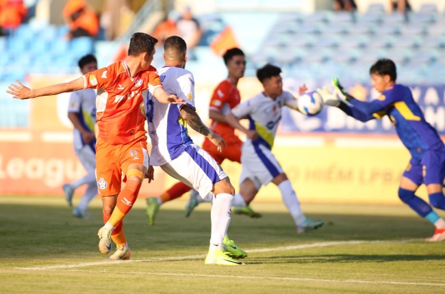 Đà Nẵng thắng SLNA 2-1.