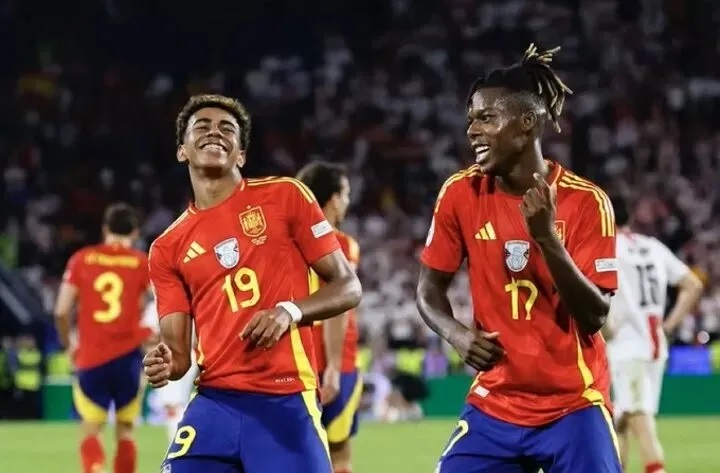 Deco phủ nhận việc Barca mua Nico Williams vì Lamine Yamal