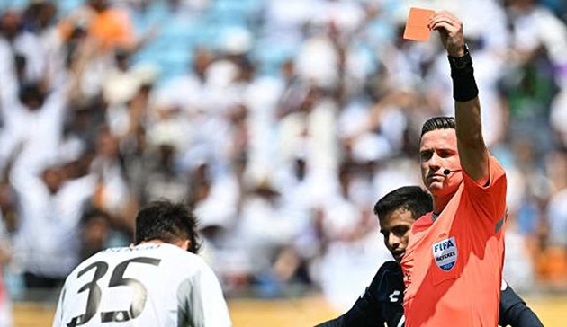 Raul Asencio dính thẻ đỏ ở trận đấu với Pachuca.