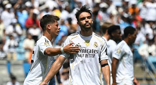 Raul Asencio khiến Real Madrid chơi thiếu người trong trận đấu với Pachuca.