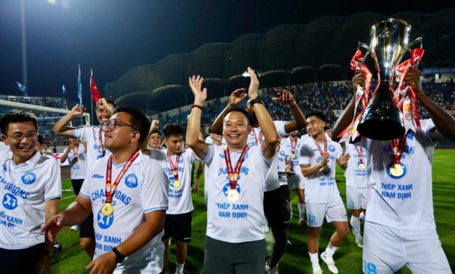 Chủ tịch VFF Trần Quốc Tuấn chúc mừng Nam Định bảo vệ thành công ngôi vô địch V-League