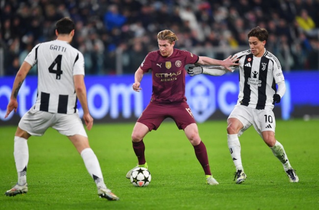 Tiền vệ người Bỉ là sự bổ sung chất lượng cho Napoli.
