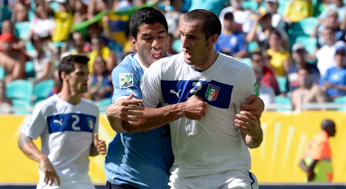 Tình huống Luis Suarez cắn Giorgio Chiellini là một trong những khoảnh khắc tai tiếng nhất lịch sử các kỳ World Cup.