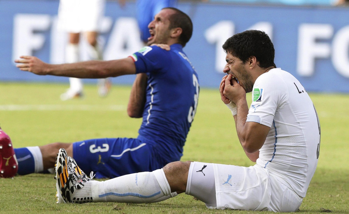 Dù là người chủ động cắn Giorgio Chiellini, Luis Suarez lại có biểu hiện như thể chính mình là người bị phạm lỗi.