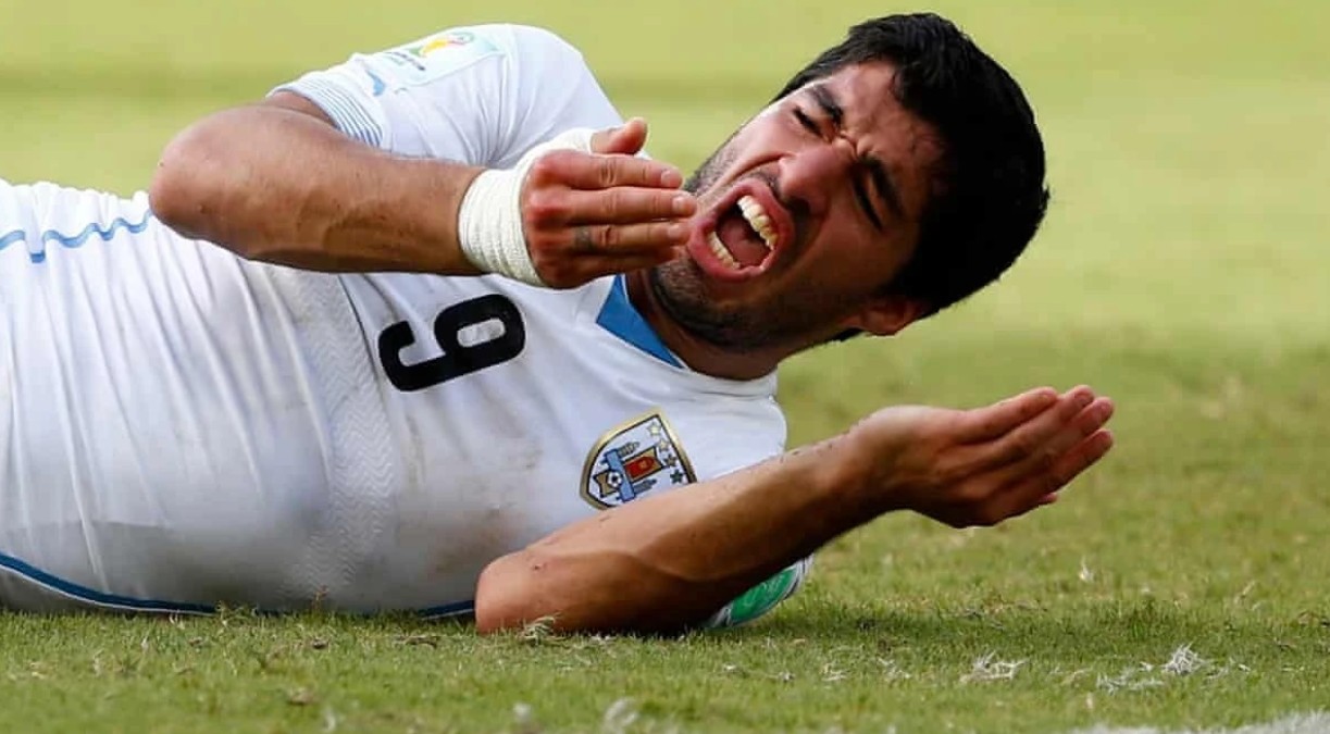 Hành động "cắn người" của Luis Suarez khiến anh bị truyền thông xem là "ma cà rồng" của thế giới bóng đá với nhiều lời chỉ trích nặng nề.