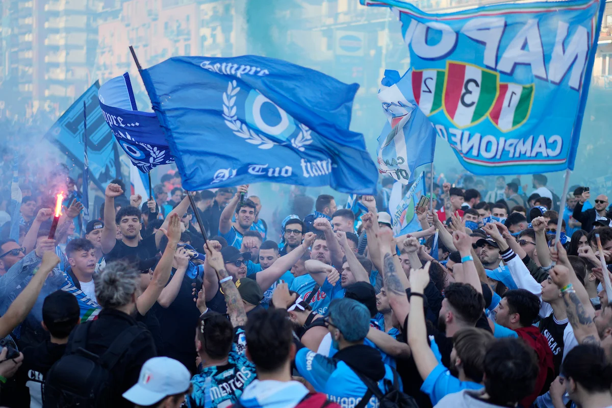 Các CĐV Napoli ăn mừng chiến thắng đội nhà.