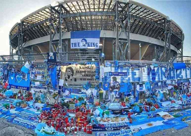 Các CĐV tưởng nhớ người hùng Maradona của họ.