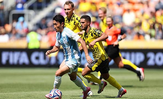 Ulsan Hyundai gây ra nhiều khó khăn cho Borussia Dortmund.