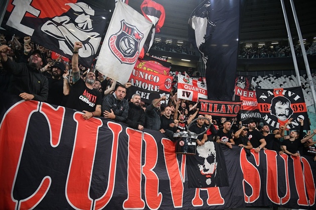 Curva Sud luôn tạo ra bầu không khí cuồng nhiệt khó quên trên khán đài.