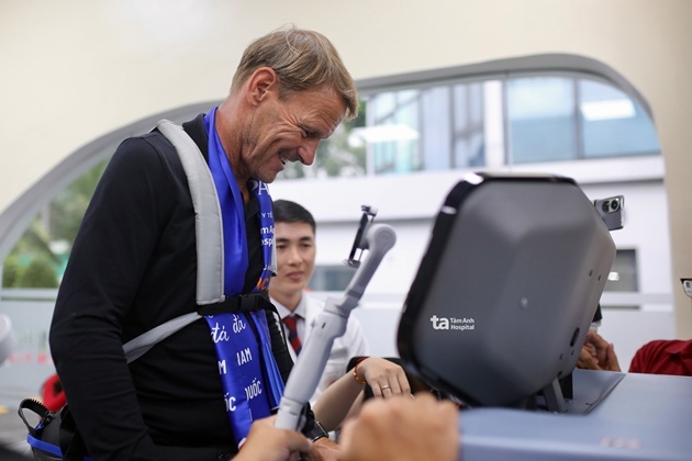 Danh thủ Teddy Sheringham trải nghiệm Hệ thống tập phục hồi không trọng lực R-force, giảm tải trọng lên khớp nhưng vẫn đảm bảo cường độ tập luyện, mang đến lợi ích vượt trội trong tập luyện sớm cho vận động viên sau chấn thương.