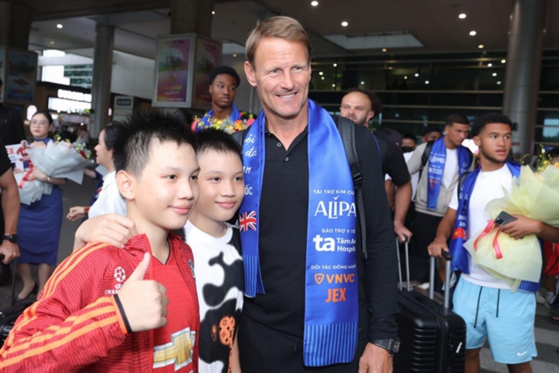 Huyền thoại Teddy Sheringham chụp ảnh cùng người hâm mộ nhí Việt Nam. Ảnh: Bệnh viện Đa khoa Tâm Anh.