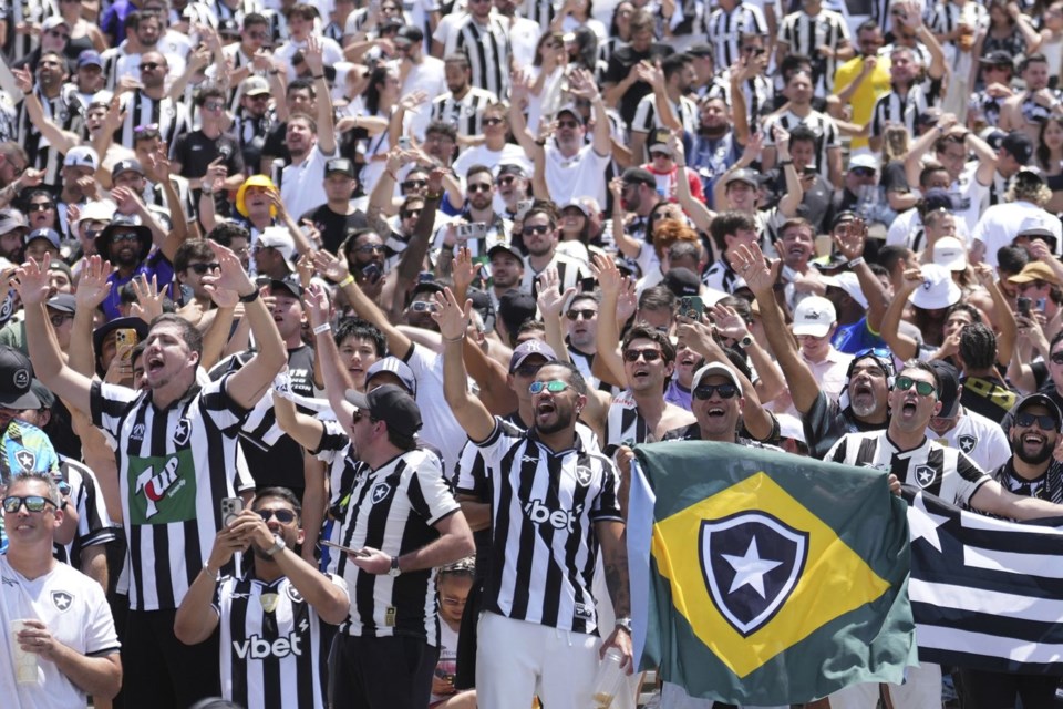 CĐV Brazil có nhiều lý do để vui mừng.