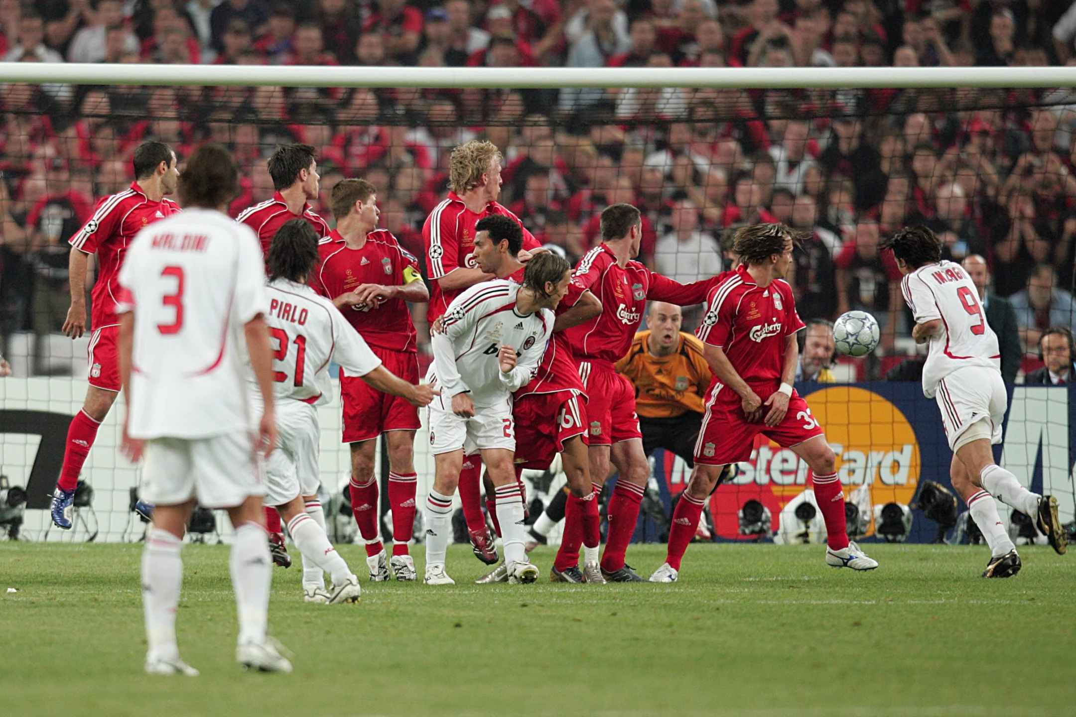 Pirlo cùng Inzaghi tạo nên bàn thắng phá vỡ thế bế tắc.