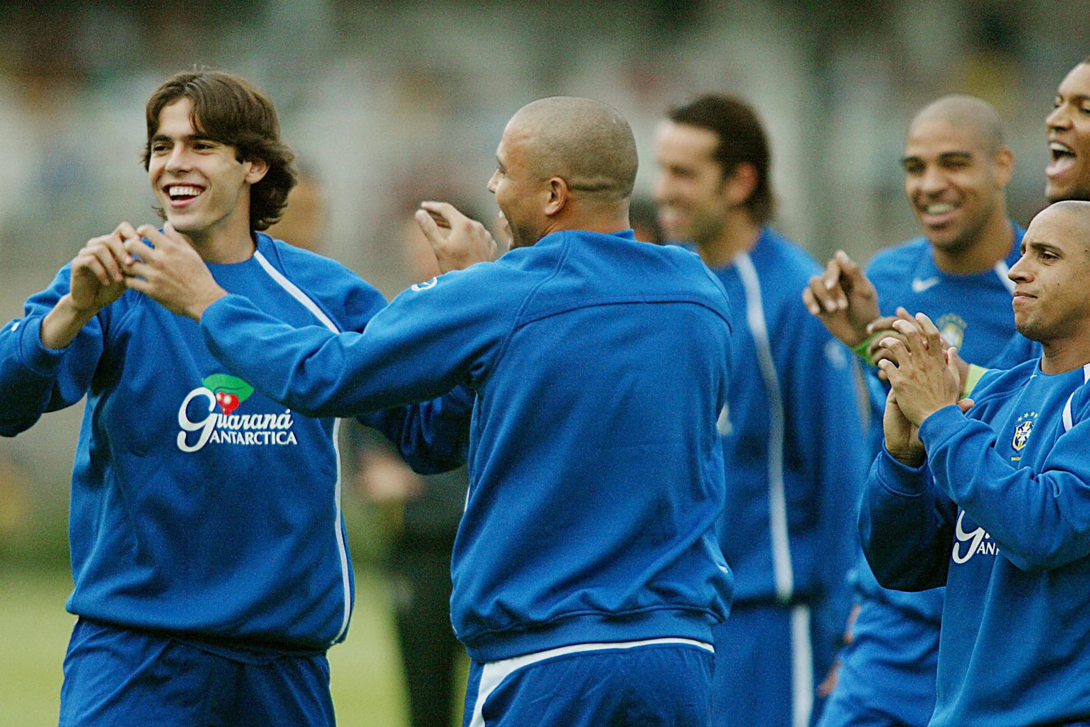 Kaka hội quân cùng các siêu sao Ronaldo, Rivaldo, Roberto Carlos.