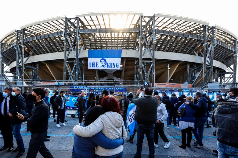 Sân nhà của Napoli nhìn từ bên ngoài.
