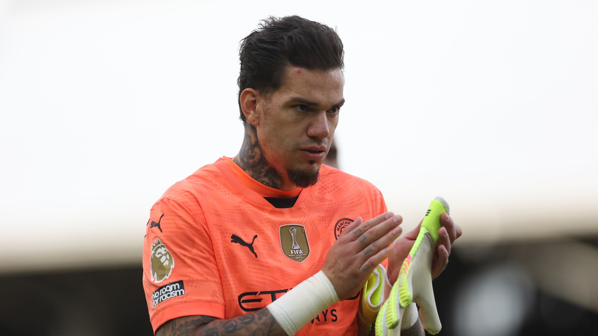 Ederson chốt tương lai với Man City
