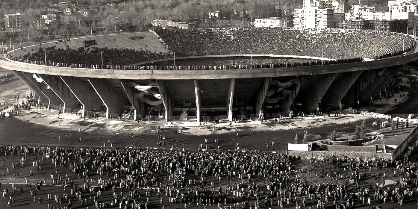 Sân vận động với tên gọi San Paolo khi ấy vào năm 1977.