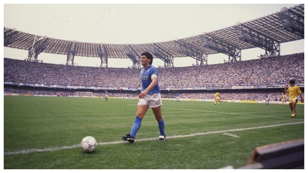 Napoli vinh danh huyền thoại Maradona bằng cách đặt tên ông cho sân nhà.