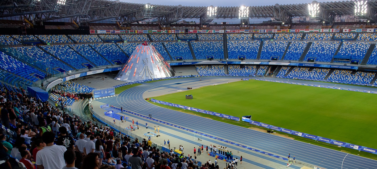 Một góc khán đài SVĐ Maradona.