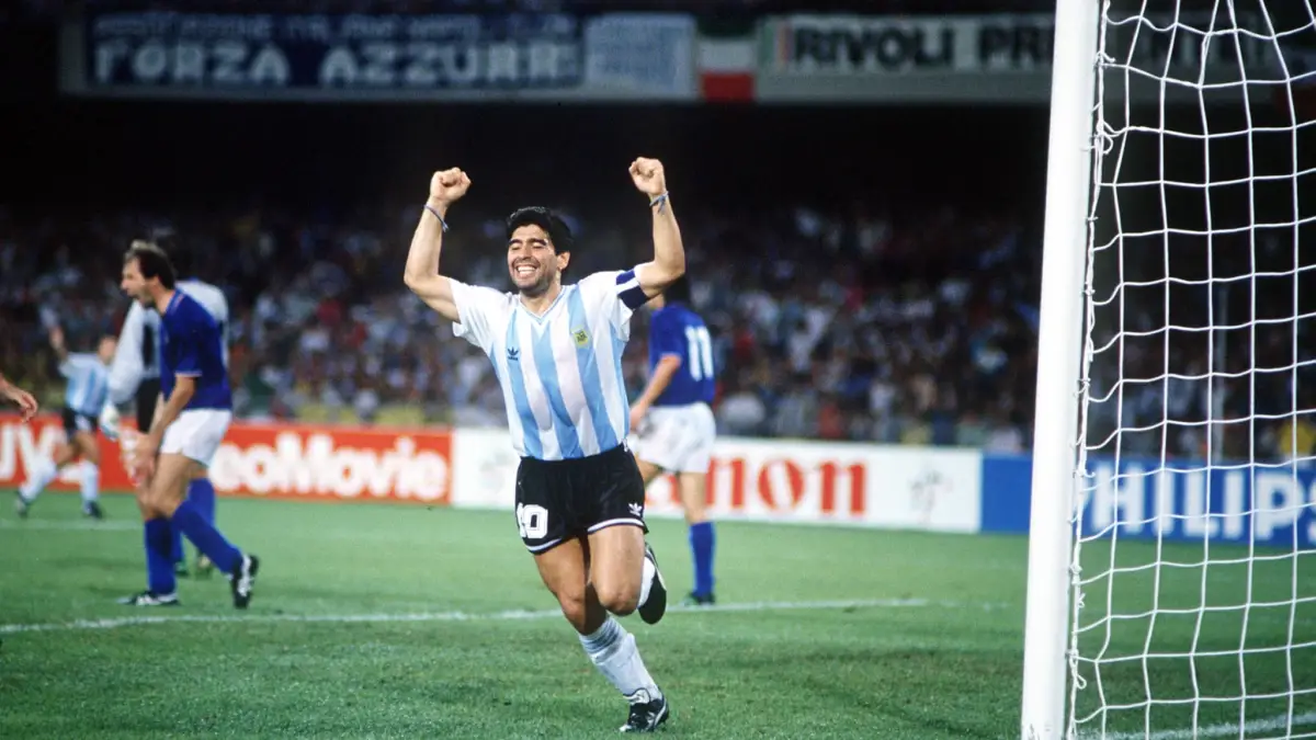Maradona đối đầu tuyển Ý trên mái nhà San Paolo.