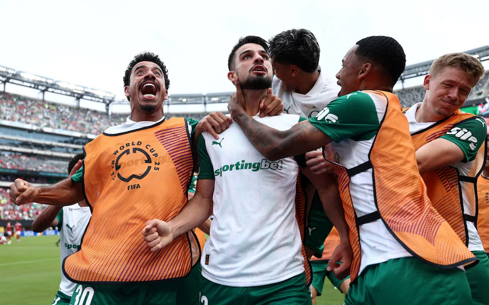 Các cầu thủ Palmeiras ăn mừng bàn thắng.