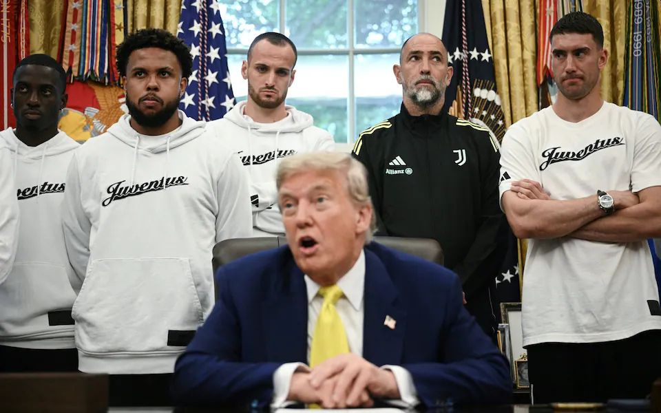 Trump và các cầu thủ Juventus, trong đó có Weah và McKennie là người Mỹ.