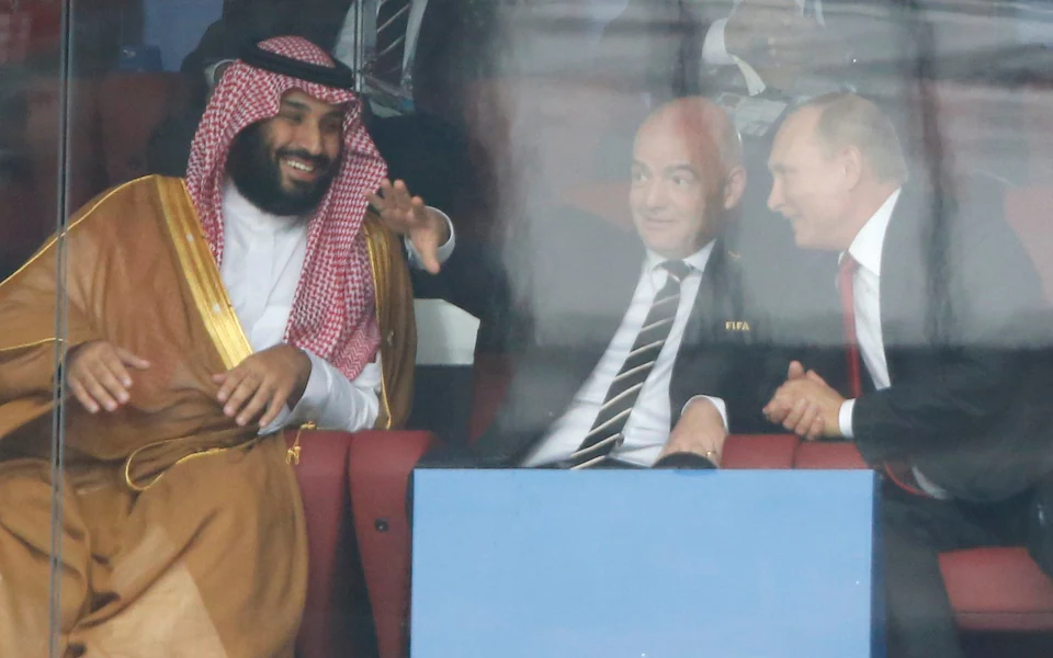 Thái tử Mohammed bin Salman cùng chủ tịch FIFA Gianni Infantino và tổng thống Nga Putin (từ phải sang) tại World Cup 2018.