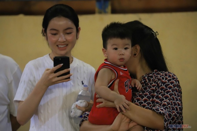 Quang Hải đưa CAHN vào chung kết, vợ con rạng ngời thu hút ánh nhìn