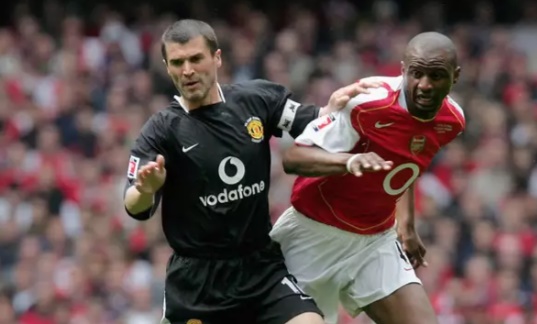 Vieira từng rượt đuổi Neville vì bảo vệ đồng đội