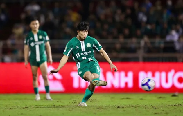 Công Phượng đá penalty nhưng không thắng Bùi Tiến Dũng