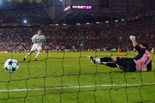 Sheva đánh bại Buffon trên chấm 11m, khoảnh khắc không thể quên của các CĐV Rossoneri.