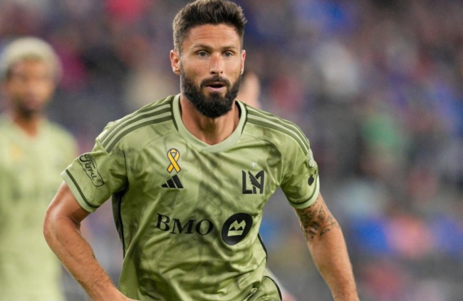 Here we go! Olivier Giroud trở lại châu Âu, gia nhập Lille