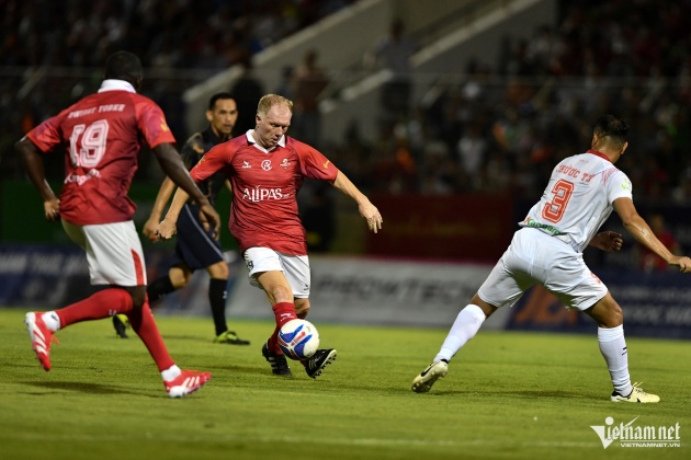 Owen lập cú đúp, huyền thoại MU thắng Việt Nam All Stars 4-2