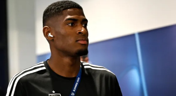 Mosquera sẵn sàng từ chối Arsenal, chờ hợp đồng mới từ Valencia