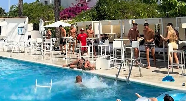 Kian Harratt ném ghế trúng phụ nữ, khách sạn Ibiza gây tranh cãi
