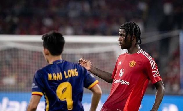 Ayden Heaven gây ấn tượng trong màu áo Manchester United.