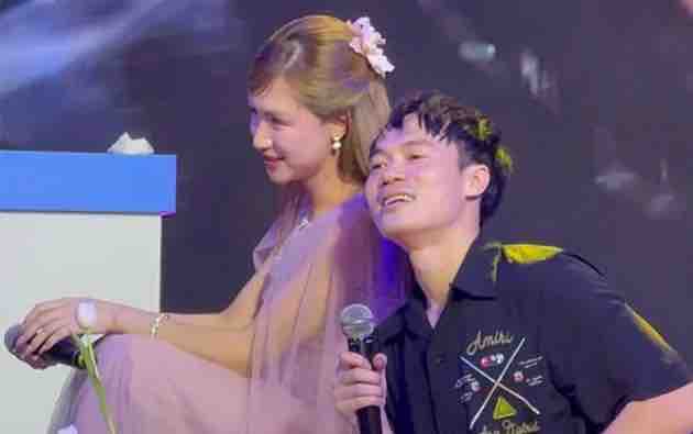 Cặp đôi Văn Toàn - Hòa Minzy song ca đầy tình tứ trên sân khấu.