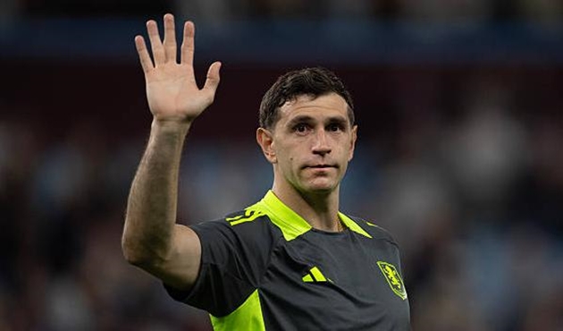 Emiliano Martinez thu hút sự quan tâm của nhiều đội bóng lớn.
