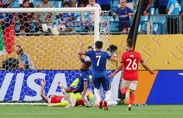 Nkunku lập công cho Chelsea.