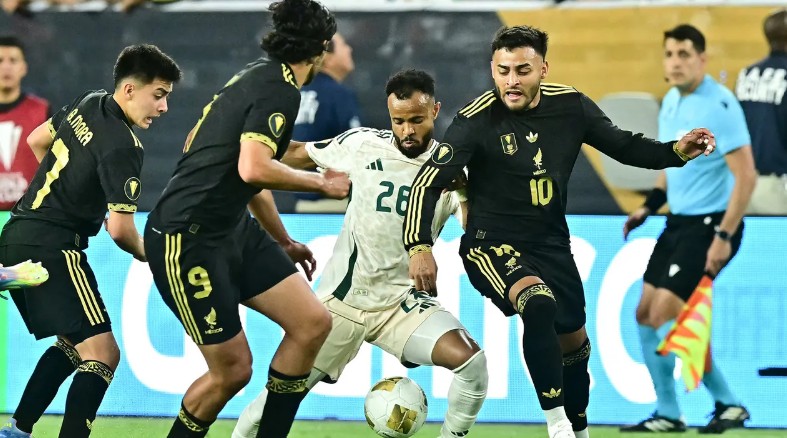 Mexico vượt qua Saudi Arabia ở vòng tứ kết Gold Cup CONCACAF.