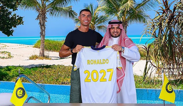 Gia đình ủng hộ tuyệt đối, Ronaldo tiếp tục ở lại Saudi Arabia