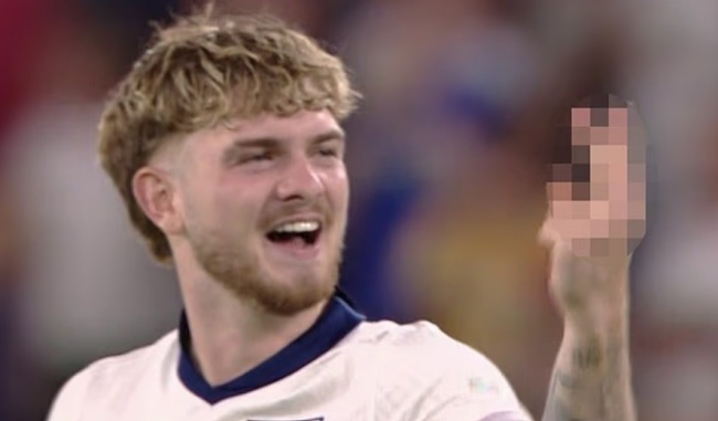 Phản ứng lạ của Harvey Elliott trong đêm đăng quang U21 châu Âu