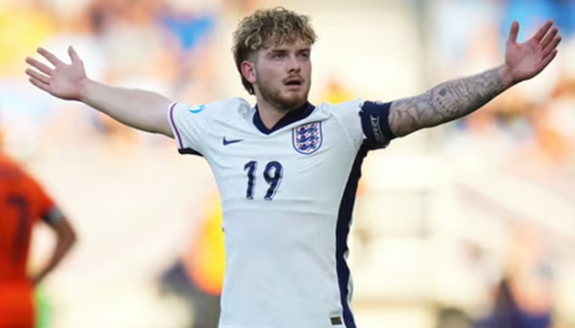 Harvey Elliott bị điều tra sau cử chỉ khiêu khích đối thủ ở trận chung kết U21