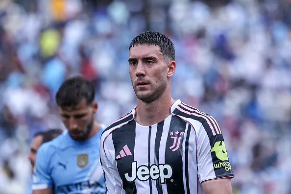 Vlahovic không muốn rời Juventus dù có tin đồn đổi chỗ với Sancho